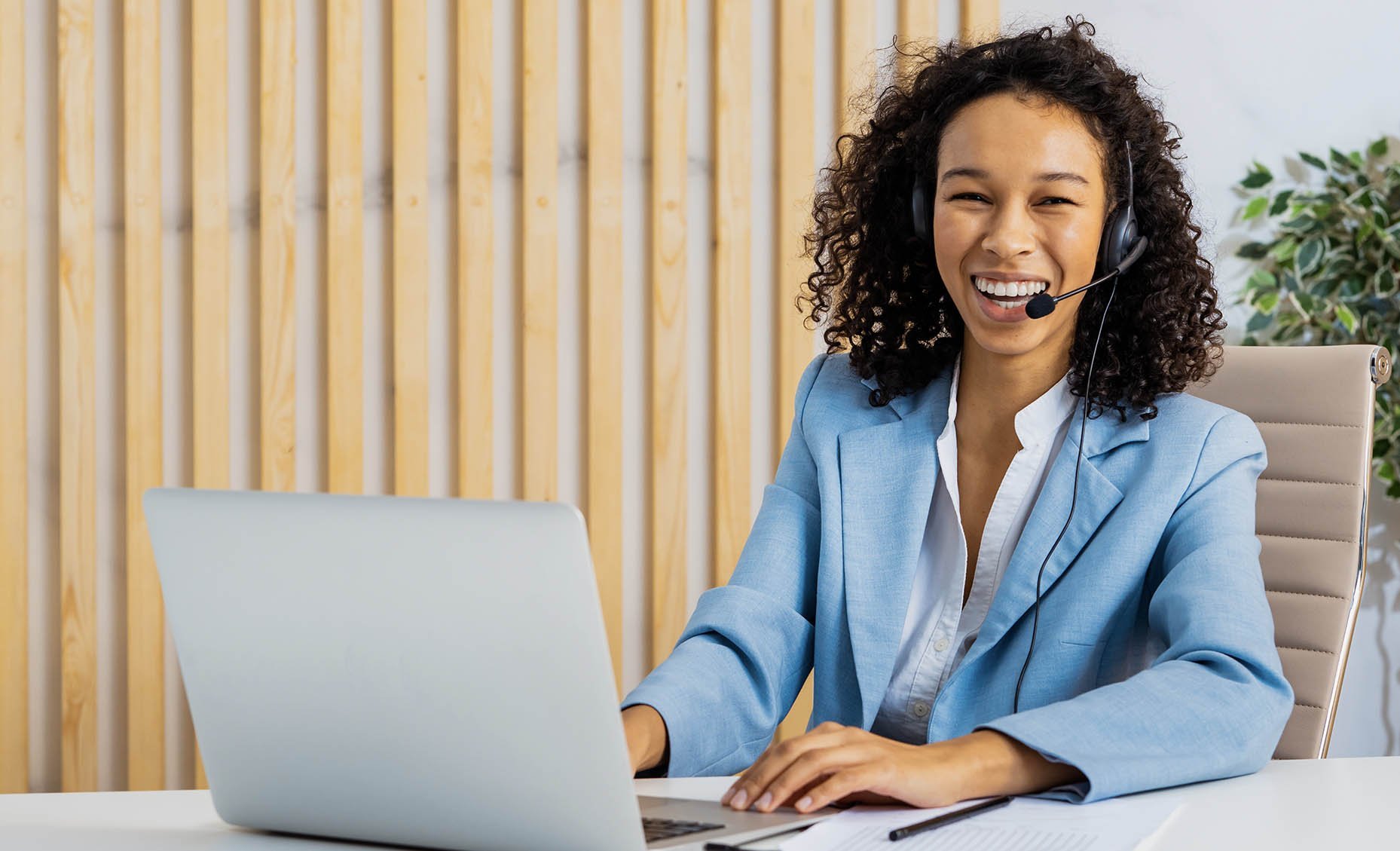 fill_0003_businesswoman-sitting-at-computer-desk-in-the-offi-2022-02-04-18-56-04-utc